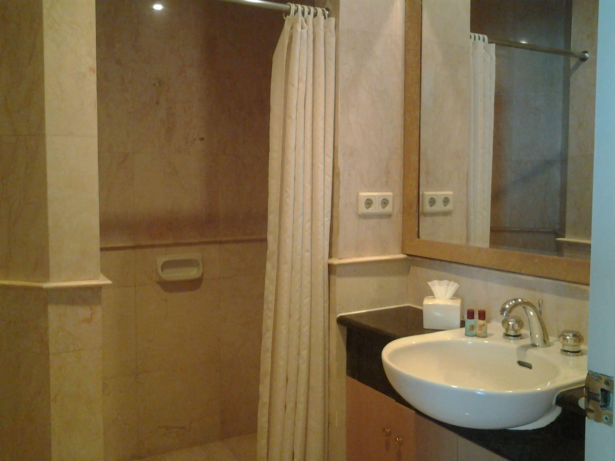 Batavia Hotel & Serviced Apartments Jakarta Exteriör bild