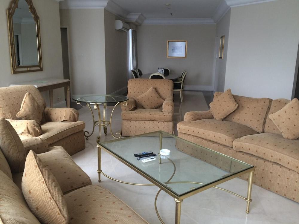 Batavia Hotel & Serviced Apartments Jakarta Exteriör bild