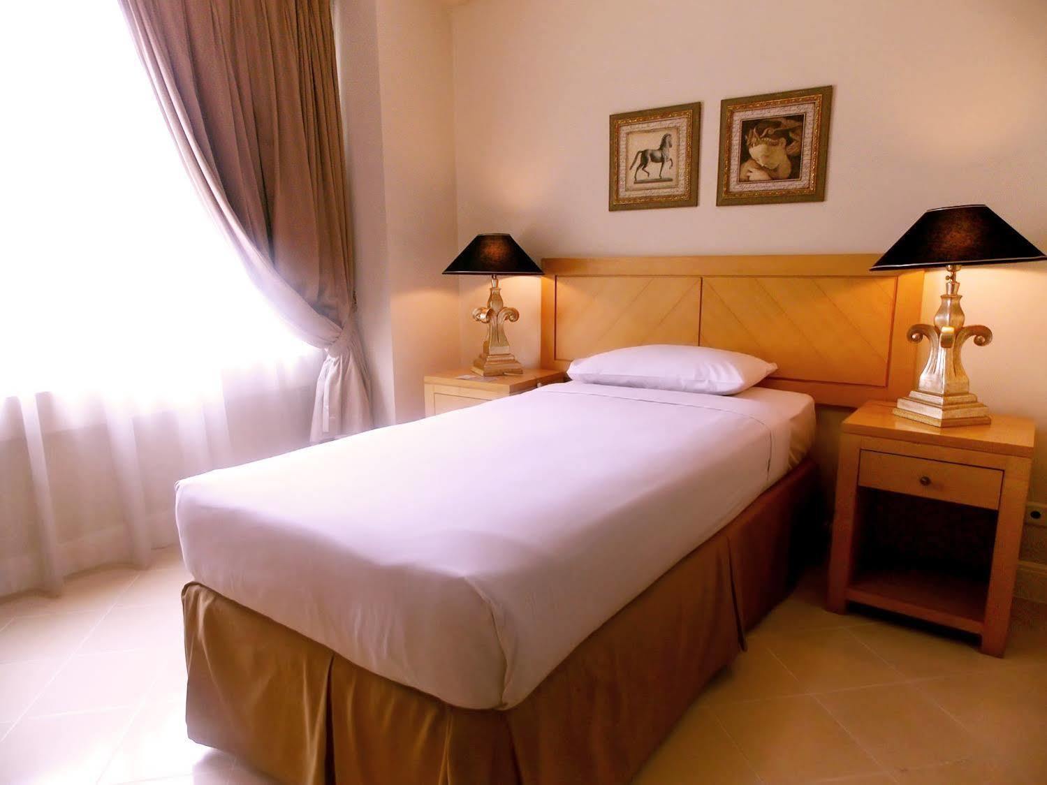 Batavia Hotel & Serviced Apartments Jakarta Exteriör bild